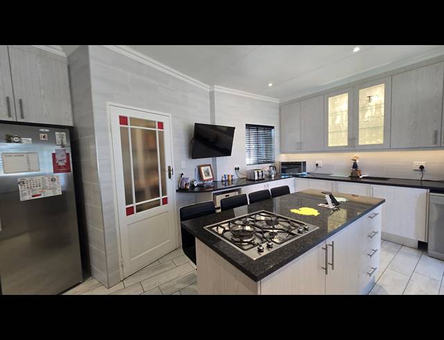 3 BEDROOM FREEHOLD FOR SALE IN BRACKENDOWNS